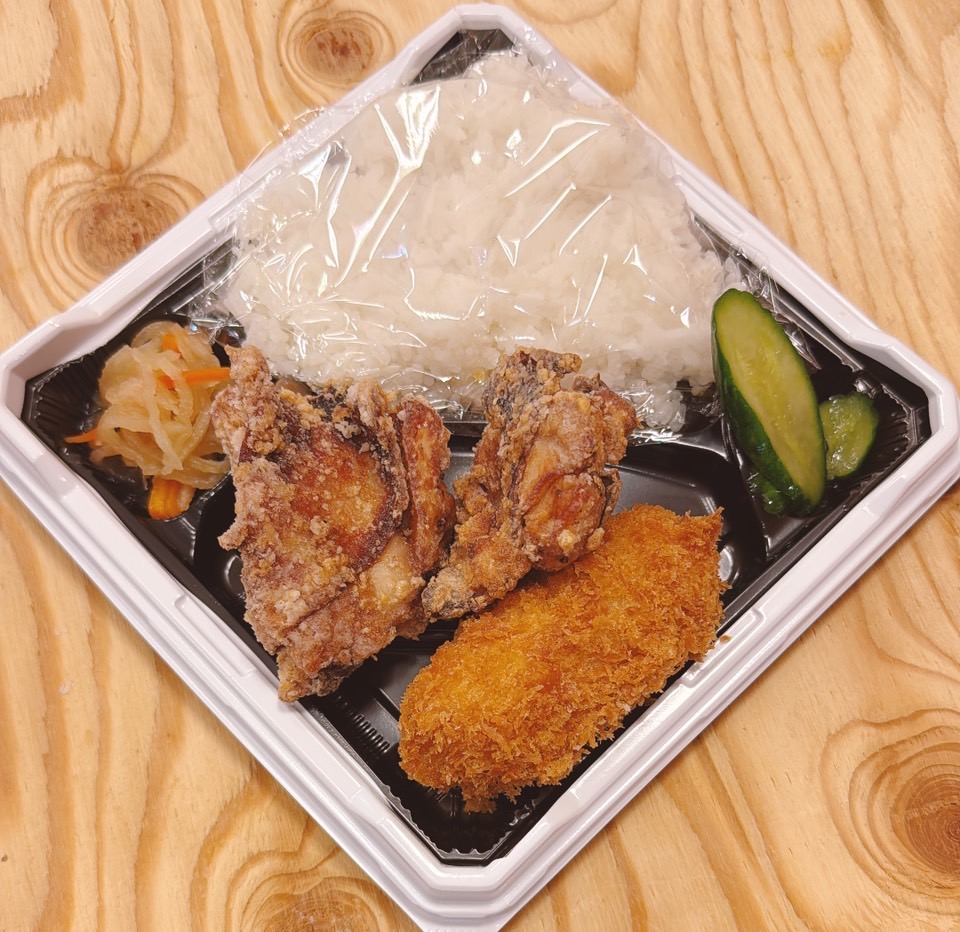 鶏の唐揚げとカニグラタンコロッケ弁当