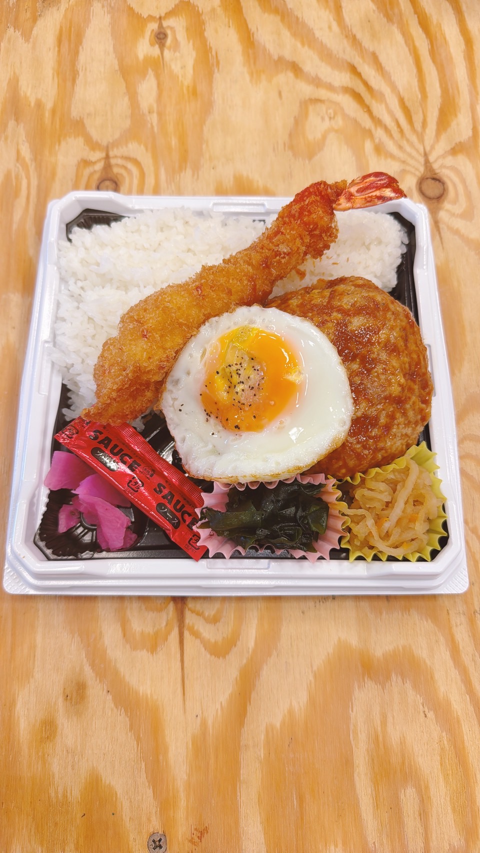 てごねハンバーグと特大エビフライ弁当