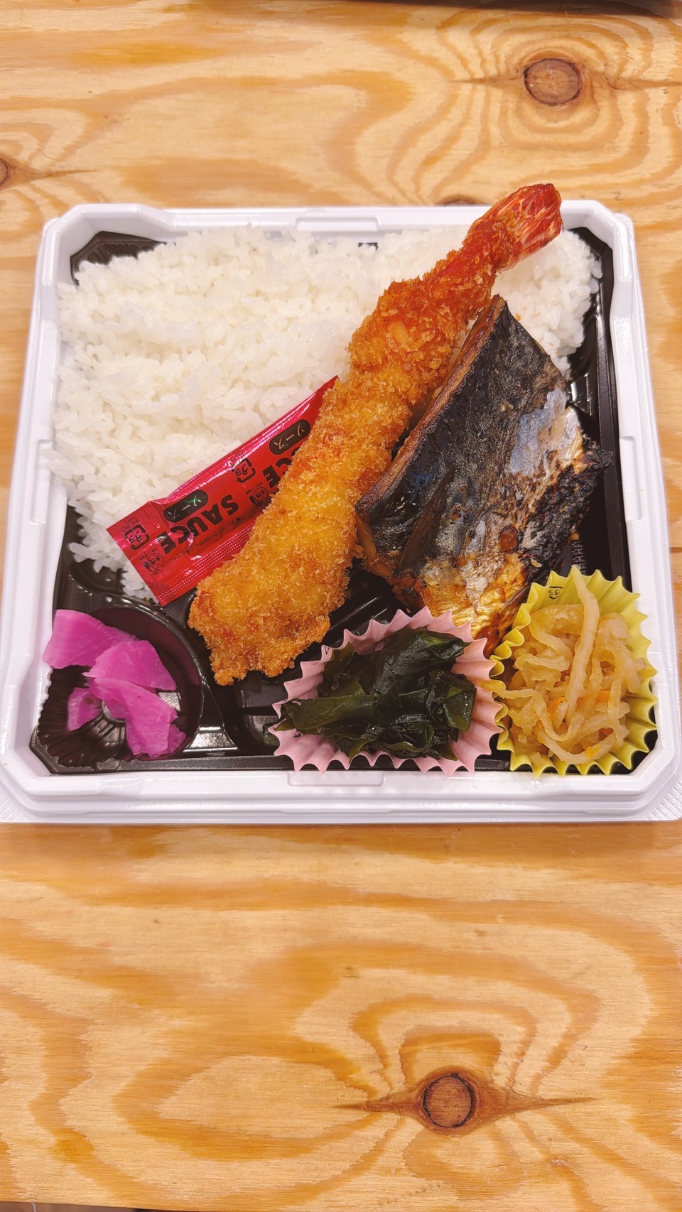 さばの塩麹焼きと特大エビフライ弁当