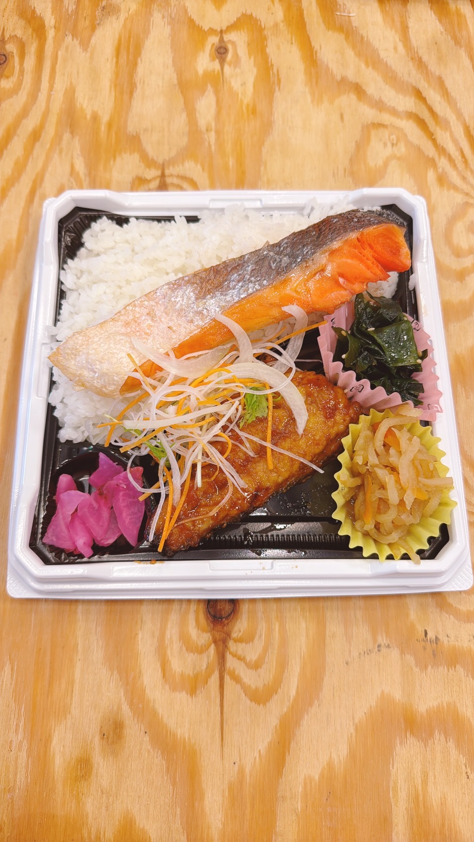 塩銀鮭とさばの甘唐揚げ弁当