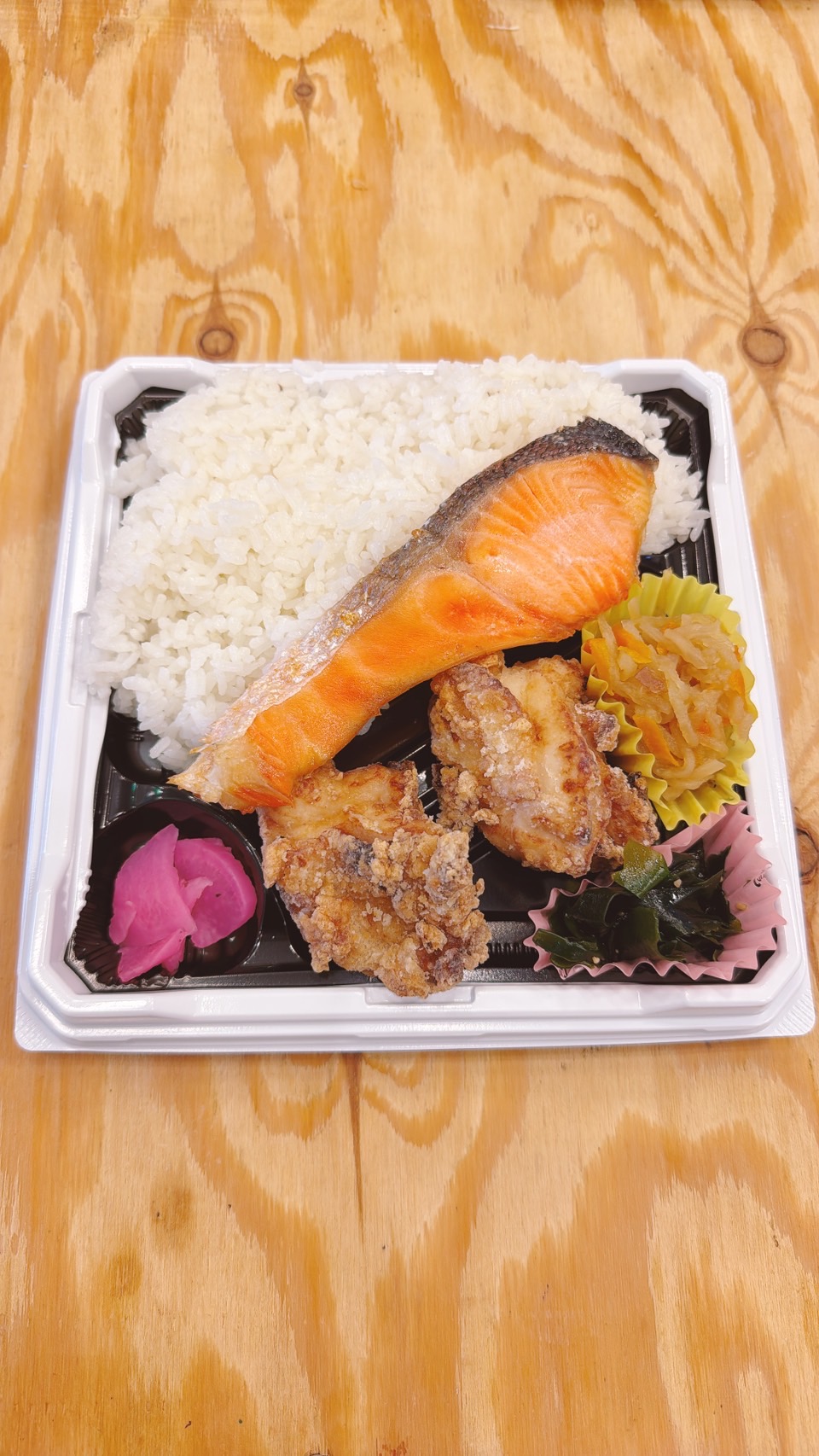 塩銀鮭と鶏の唐揚げ弁当