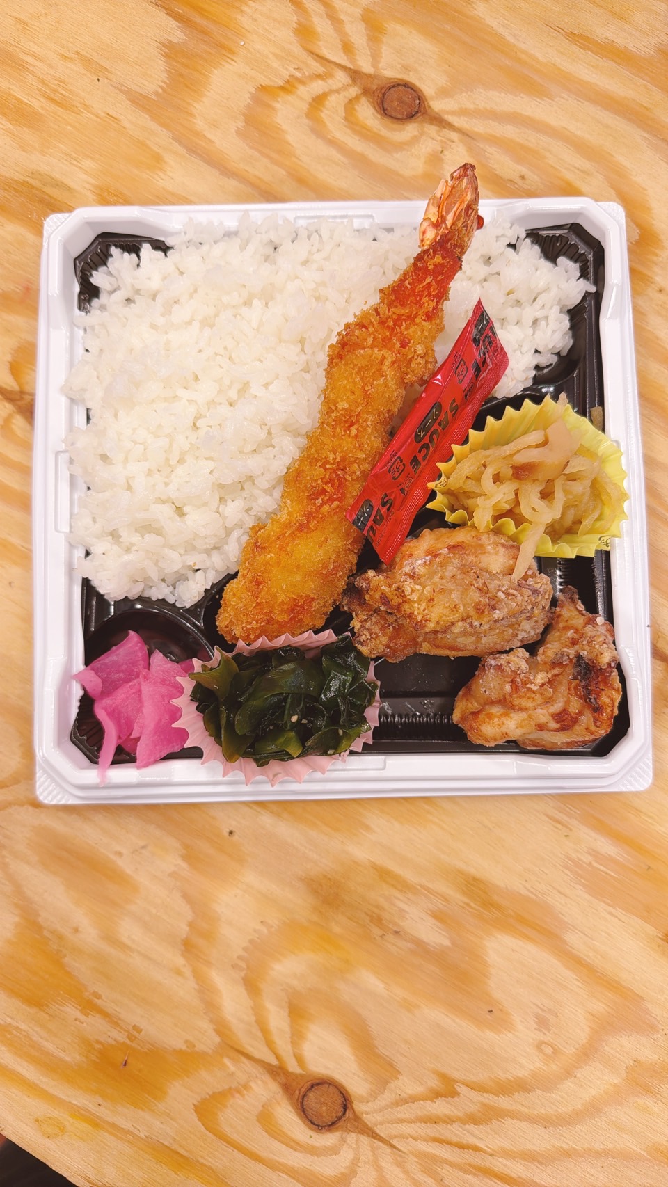 特大エビフライと鶏の唐揚げ弁当