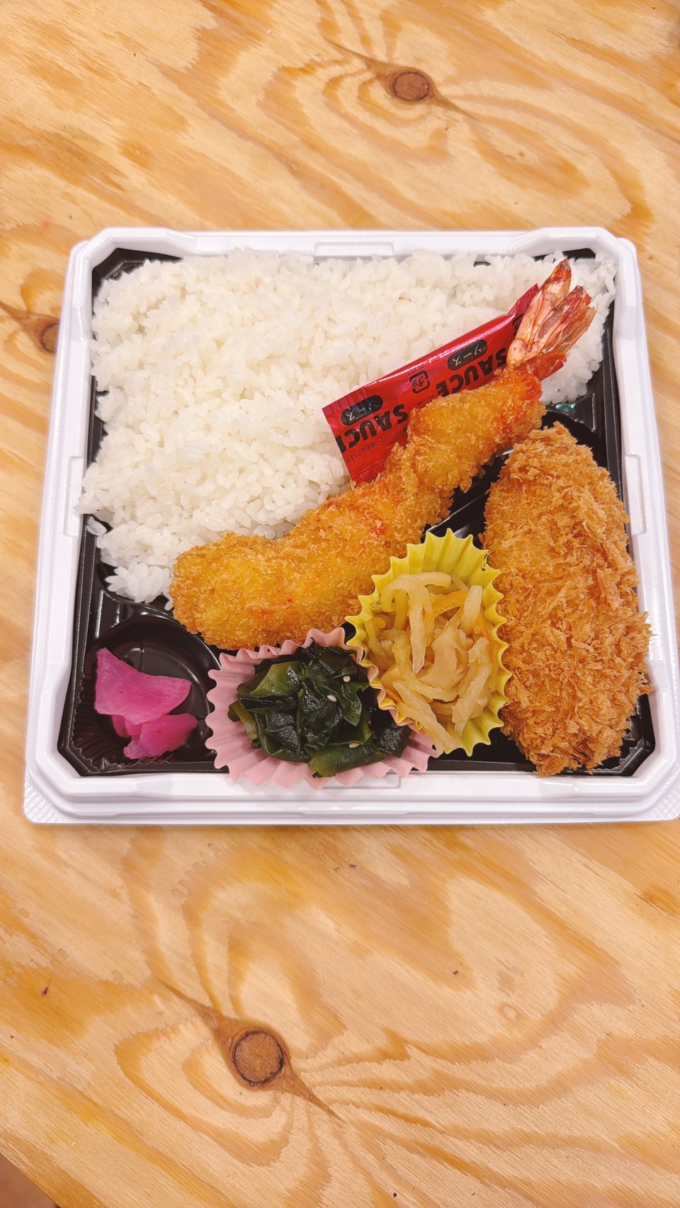 特大エビフライとカニグラタンコロッケ弁当