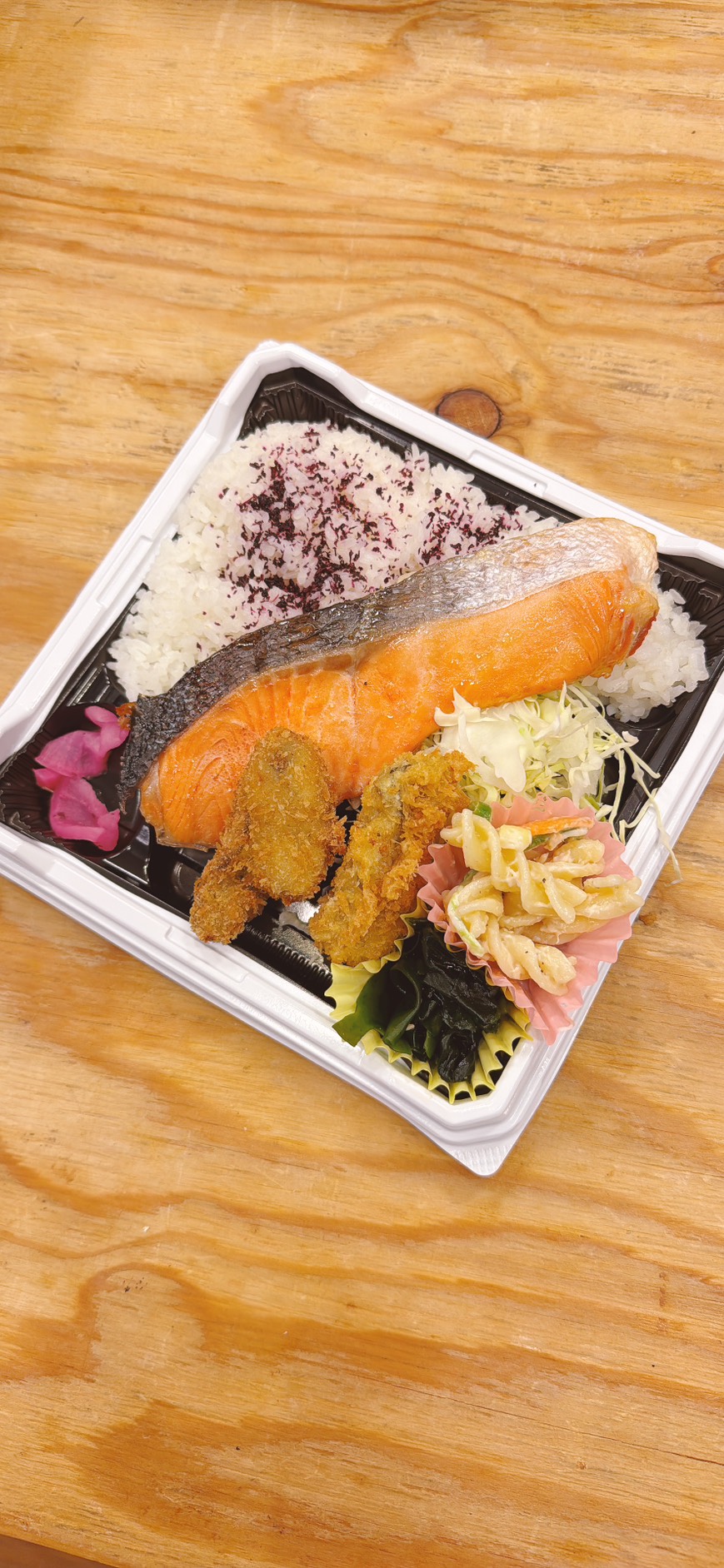 塩銀鮭と浜名湖カキフライ弁当 ※12月〜3月上旬までの期間限定になります。